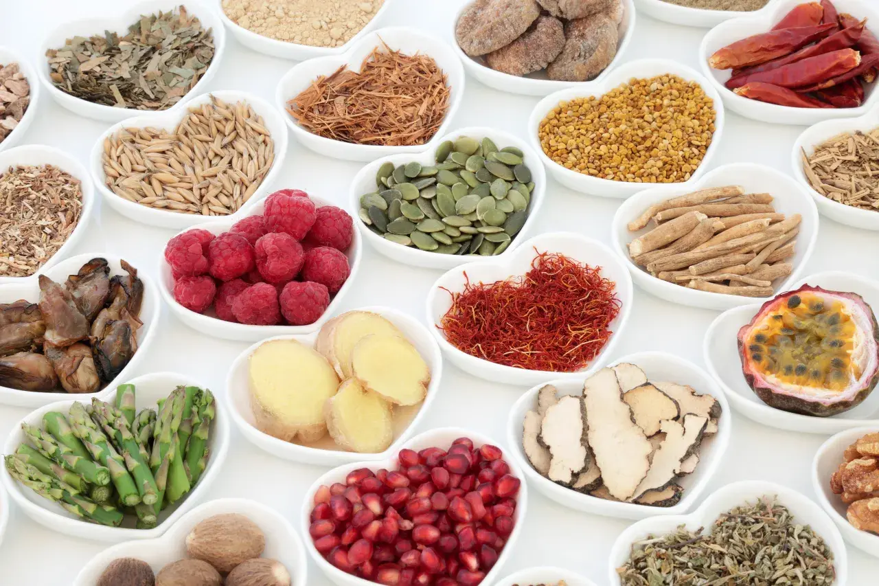 Naturalne afrodyzjaki w przyprawach: maliny, imbir, nasiona dyni, szafran, żeń-szeń, owoce morza, granat, orzechy, pasiflora, chili, zioła.