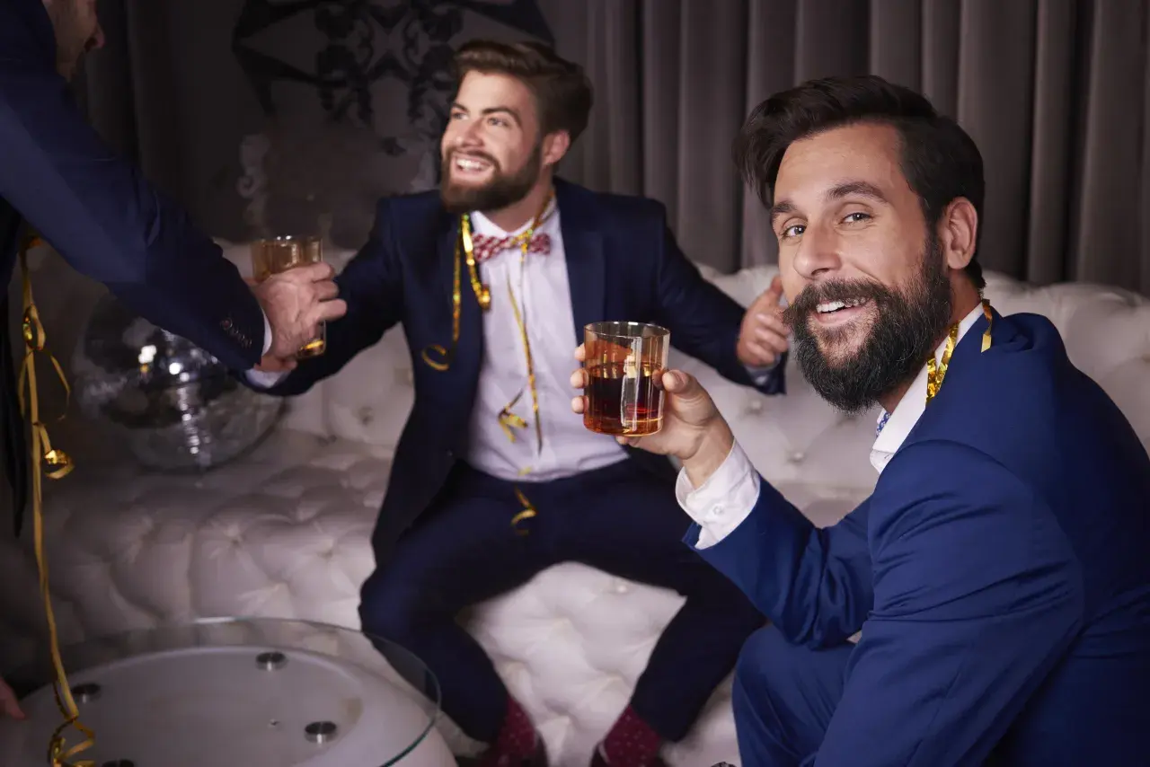 Męski wieczór – steki, whisky i gry karciane online