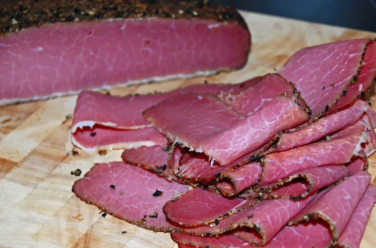 Domowe pastrami z mostka wołowego: soczyste plastry z przyprawami, gotowe do podania. Idealne na kanapki.