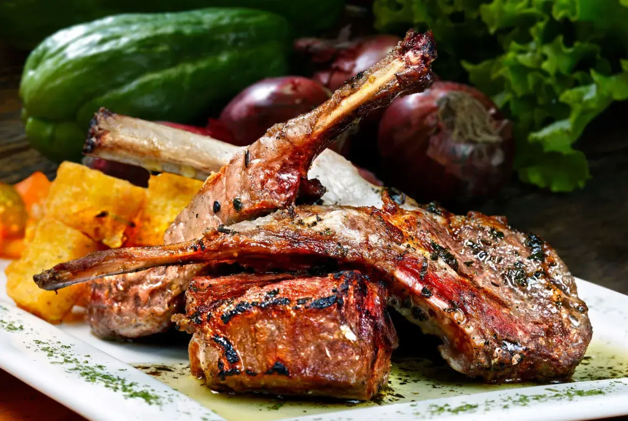 Grillowane kotleciki jagnięce z pieczonymi ziemniakami i warzywami.
