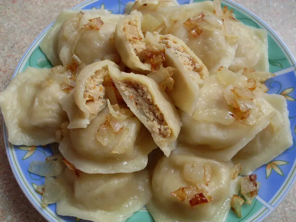 Pyszne pierogi z mięsem drobiowym - tradycyjny przepis na smakołyk
