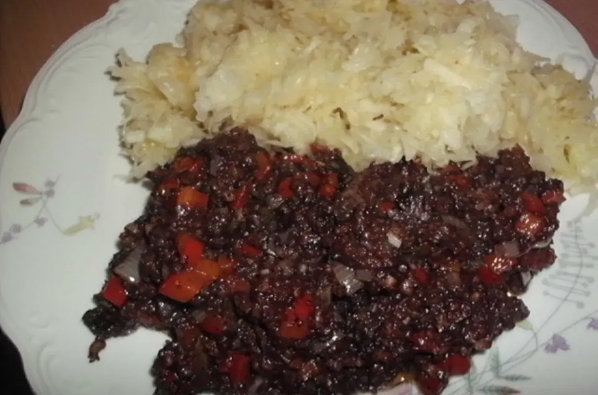 Jaką surówkę do kaszanki wybrać, aby zaskoczyć smakiem?