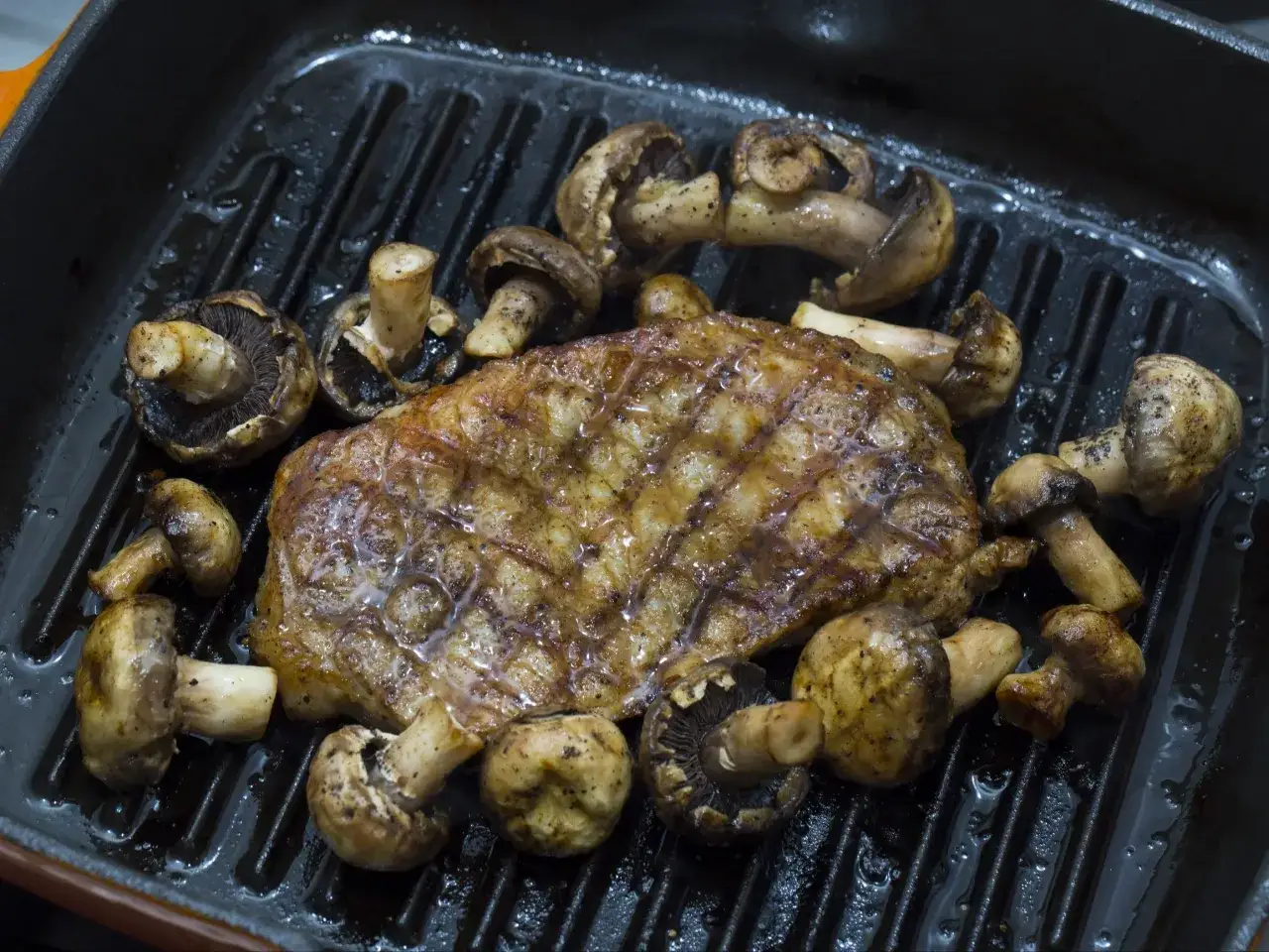 Soczysty stek i pieczarki na grillu – najlepsze tanie kawałki wołowiny na obiad dla całej rodziny.