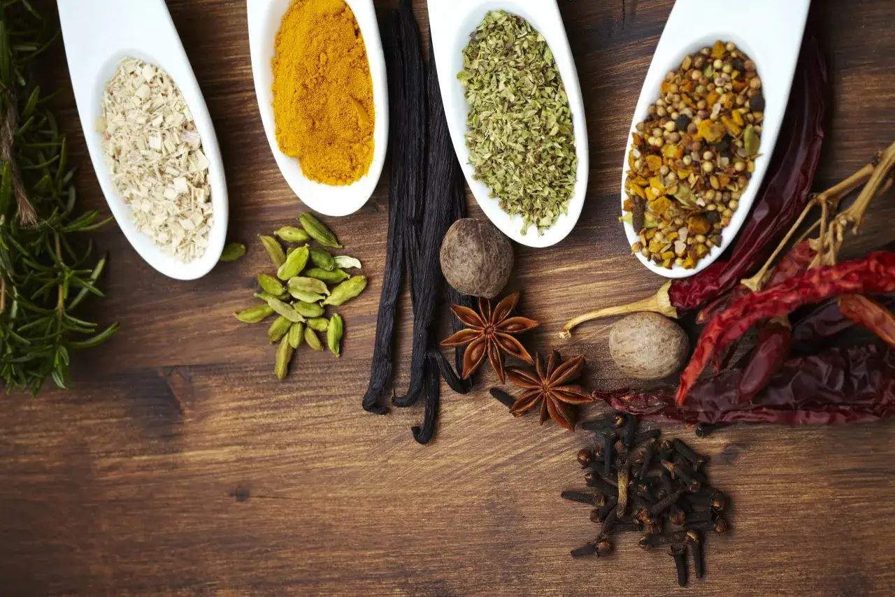 Przyprawy anti aging: kurkuma, kardamon, anyż, goździki, wanilia, chili – przeciwutleniacze z kuchni najsilniej opóźniają starzenie.