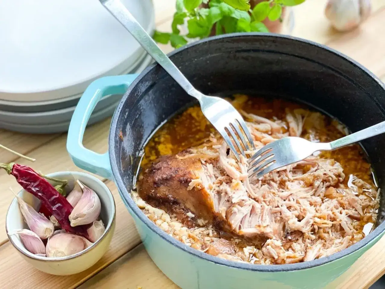 Rwana wieprzowina z piekarnika, przygotowana krok po kroku bez szarpaka. Mięso rozpada się pod widelcami w aromatycznym sosie.