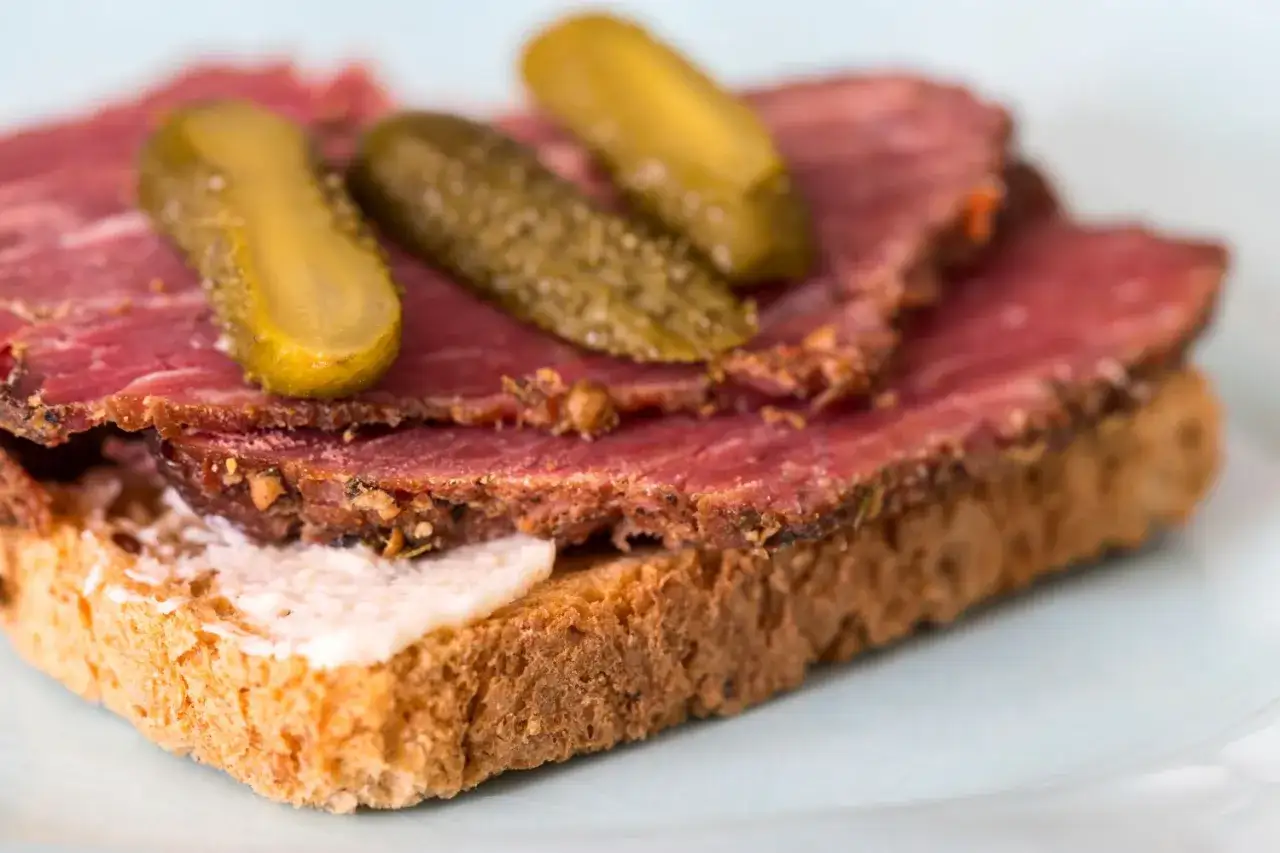 Kanapka z pastrami z mostka wołowego, z ogórkiem kiszonym i majonezem. Idealna, by dowiedzieć się, jak przygotować pastrami z mostka wołowego we własnym domu.