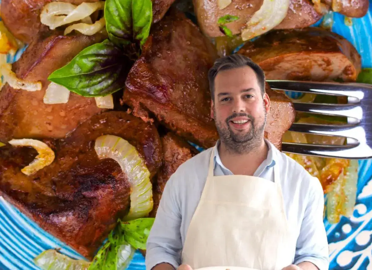 Szef kuchni prezentuje danie z podrobów, które udowadnia, że przepisy na tanie cięcia mięsa mogą smakować jak ugotowany obiad z restauracji.