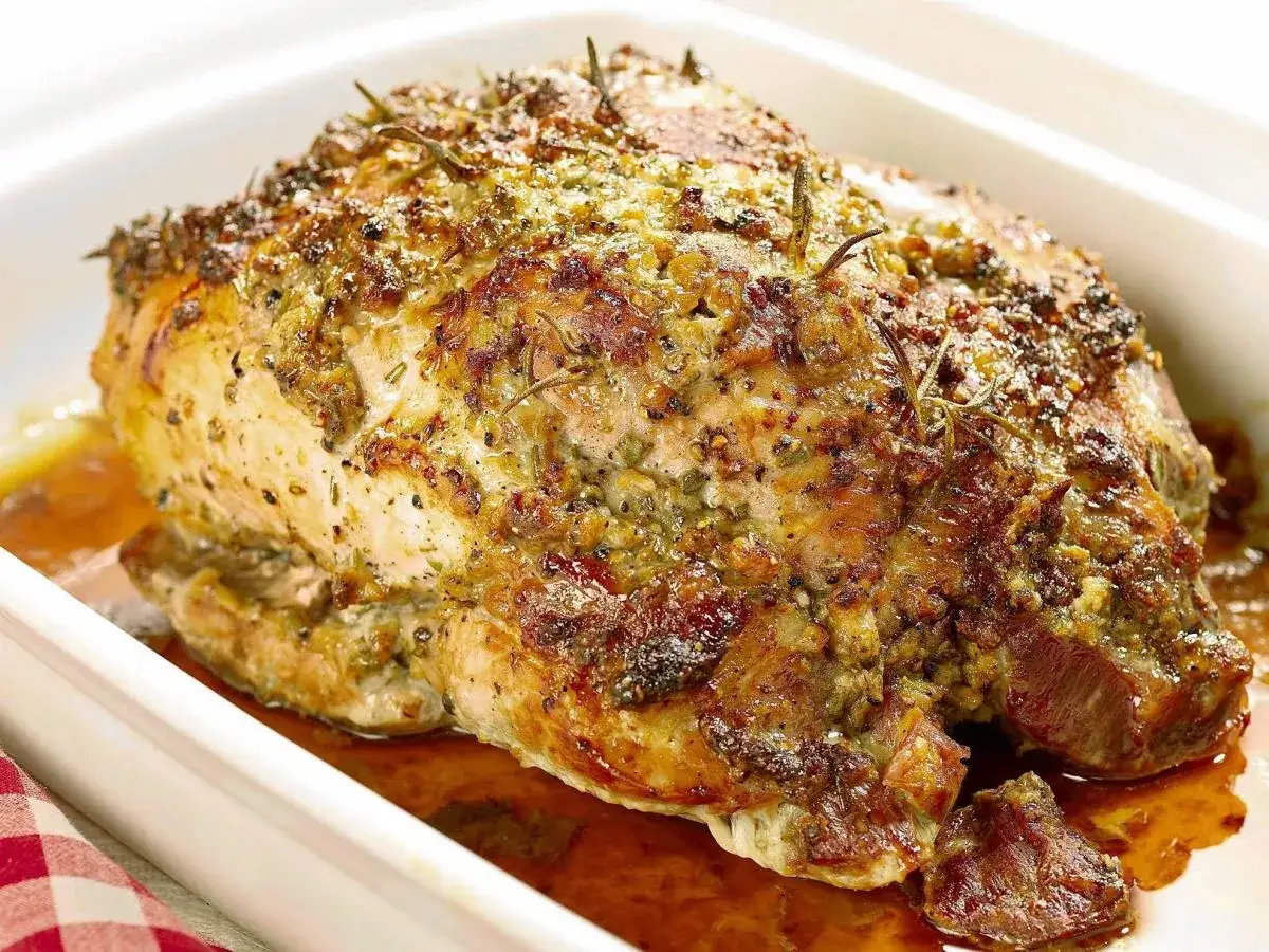 Twardy schab z wczorajszego obiadu? Pomysły na odzyskanie mięsa: pieczony schab w ziołach w naczyniu żaroodpornym, soczysty i aromatyczny.