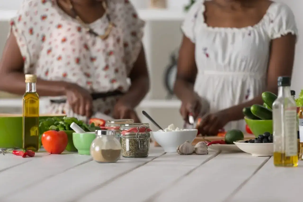 Przyprawy anti aging, jak te z kuchni, zawierają przeciwutleniacze. Na stole oliwa, zioła, warzywa i owoce.