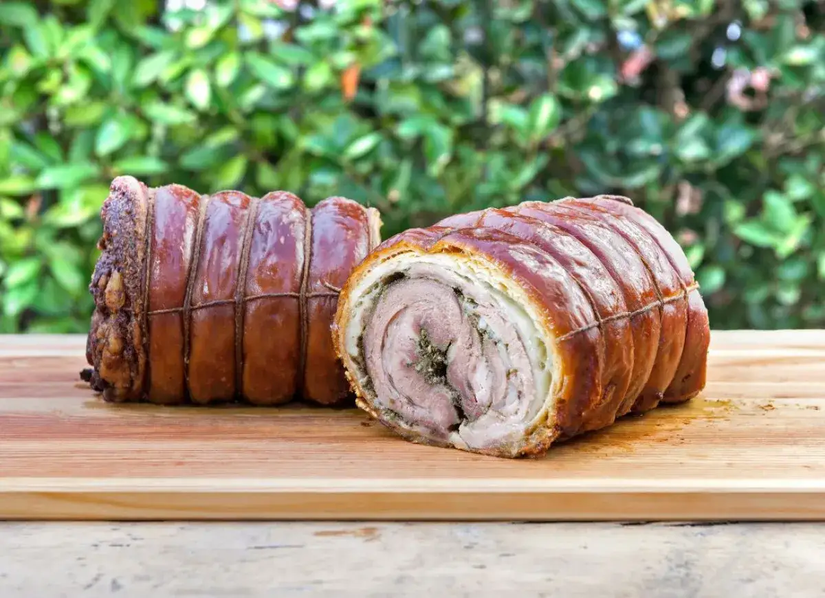 Rolowana porchetta z boczku, idealna do domowego przygotowania. Zobacz, jak zrobić prawdziwą włoską porchettę z boczku rolowanego w domu.