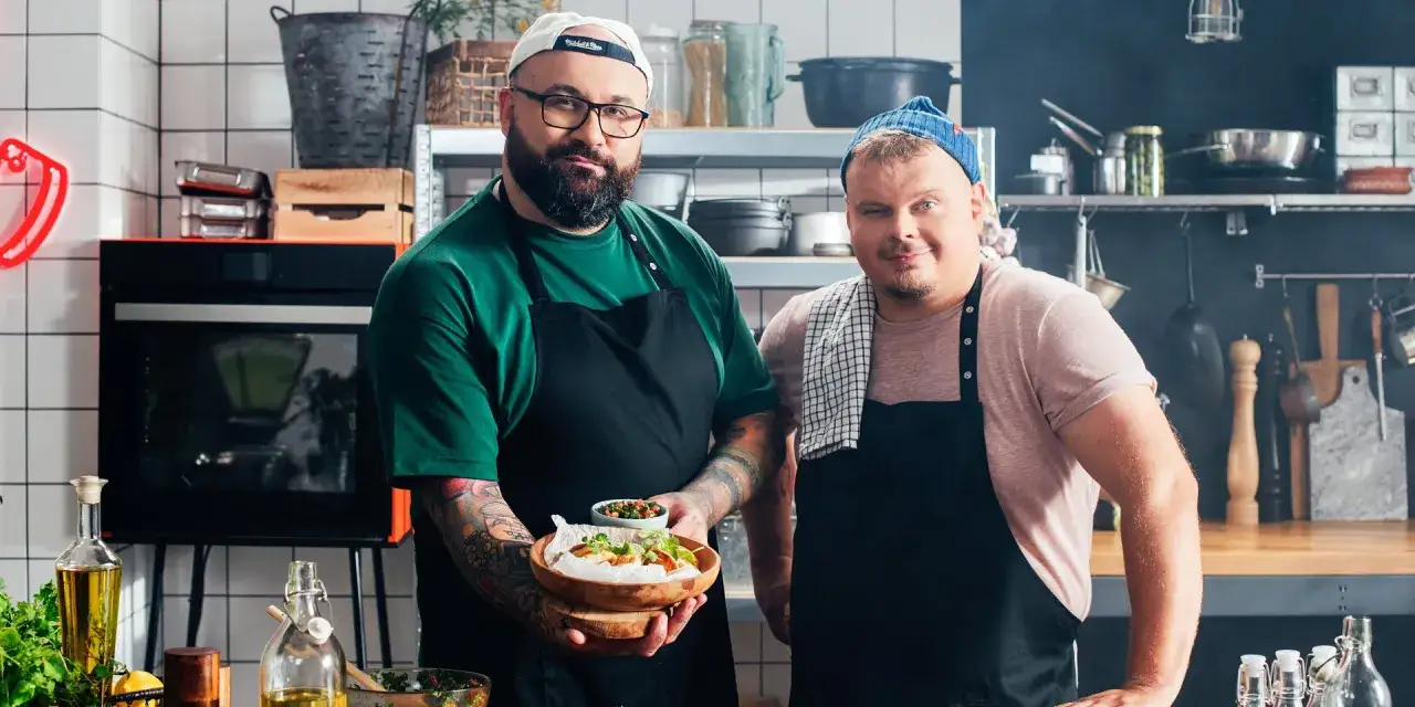 Dwóch kucharzy prezentuje danie. Dowiedz się, jak ugotować obiad z podrobów jak z restauracji, wykorzystując tanie cięcia mięsa.
