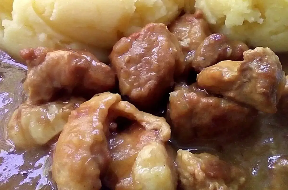 Miękkie, soczyste kawałki wieprzowiny w sosie, obok purée ziemniaczane. Idealne na gulasz, gdy chcemy wiedzieć, jak zmiękczyć twarde mięso wieprzowe na gulasz naturalnymi metodami.