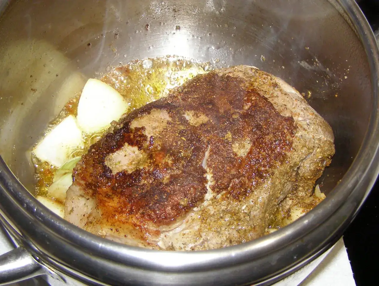 Szyneczka wieprzowa z szybkowaru, z cebulką, gotowa do dalszego duszenia. Ile czasu gotować na każdy kilogram mięsa?