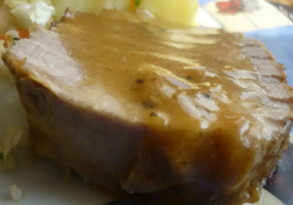 Soczysta pieczeń wołowa w sosie, która uratowała twardą pieczeń wołową z piekarnika. Podana z ziemniakami i surówką.