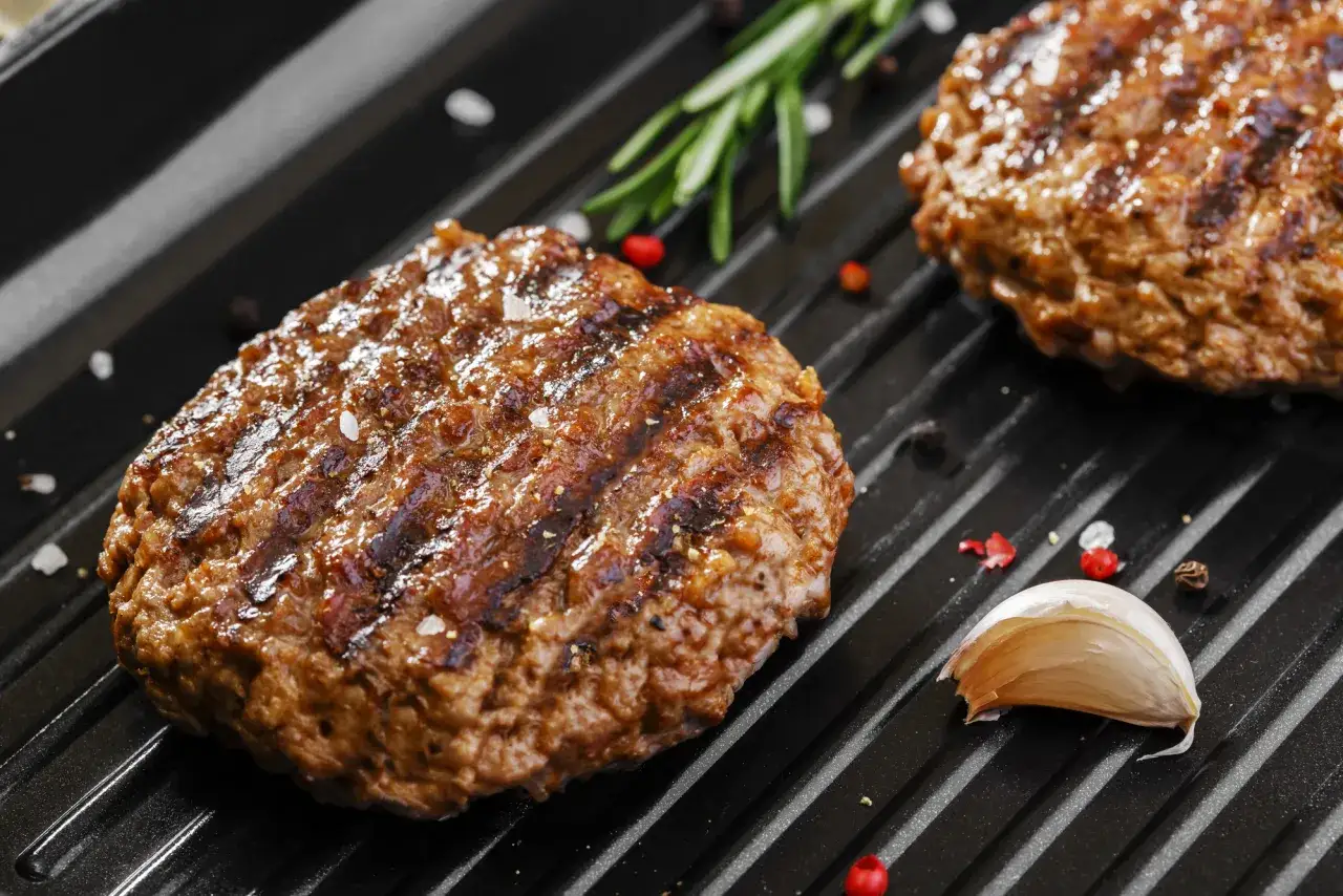 Soczyste burgery z wołowiny chuck roll, idealne na grilla. To mięso jest świetne do mielenia, nadaje się też do duszenia.