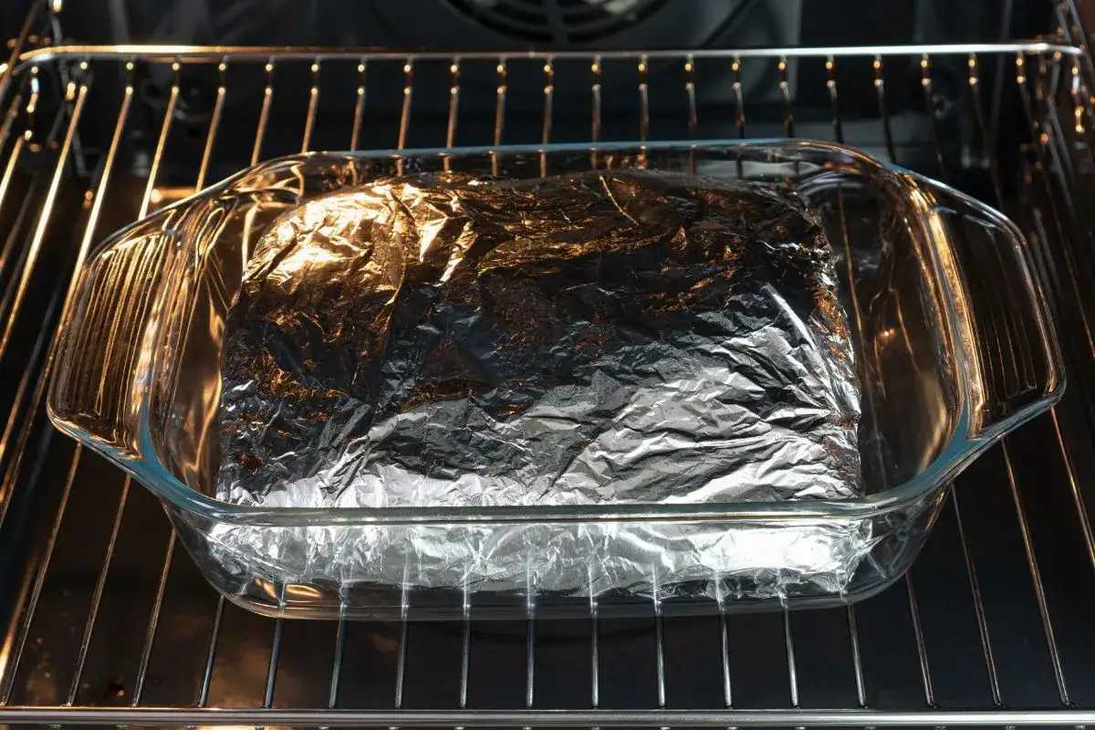 Mięso w naczyniu żaroodpornym, przykryte folią aluminiową, piecze się w piekarniku. Czy błyszcząca strona folii ma znaczenie?
