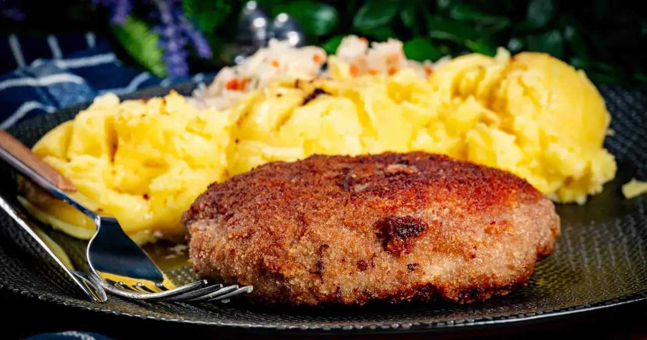 Kotlet mielony z ziemniakami i surówką. Dowiedz się, dlaczego kotlety mielone rozpadają się na patelni i jak poprawić ich konsystencję.