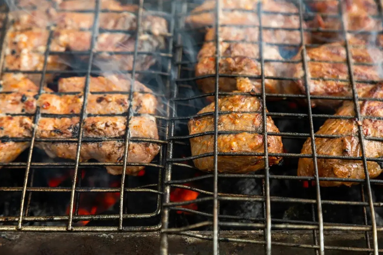 Karkówka na grillu, dymiąca i rumiana. Jak zneutralizować za słoną marynatę do karkówki przed grillowaniem? Dodaj więcej składników, by uratować danie.