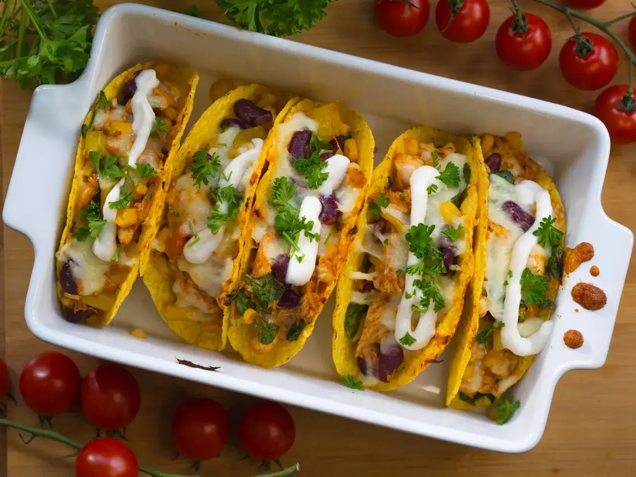 Szarpany kurczak z wolnowaru w taco, z fasolą, kukurydzą i serem, polany śmietaną. Idealna baza do meksykańskich dań.