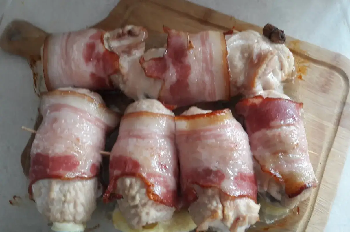 Roladki z indyka zawinięte w boczek, przygotowane tak, by warstwy nie rozpadły się przy krojeniu.