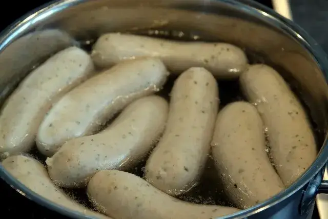 Zdjęcie Czym się różni biała kiełbasa od zwykłej? Odkryj kluczowe różnice