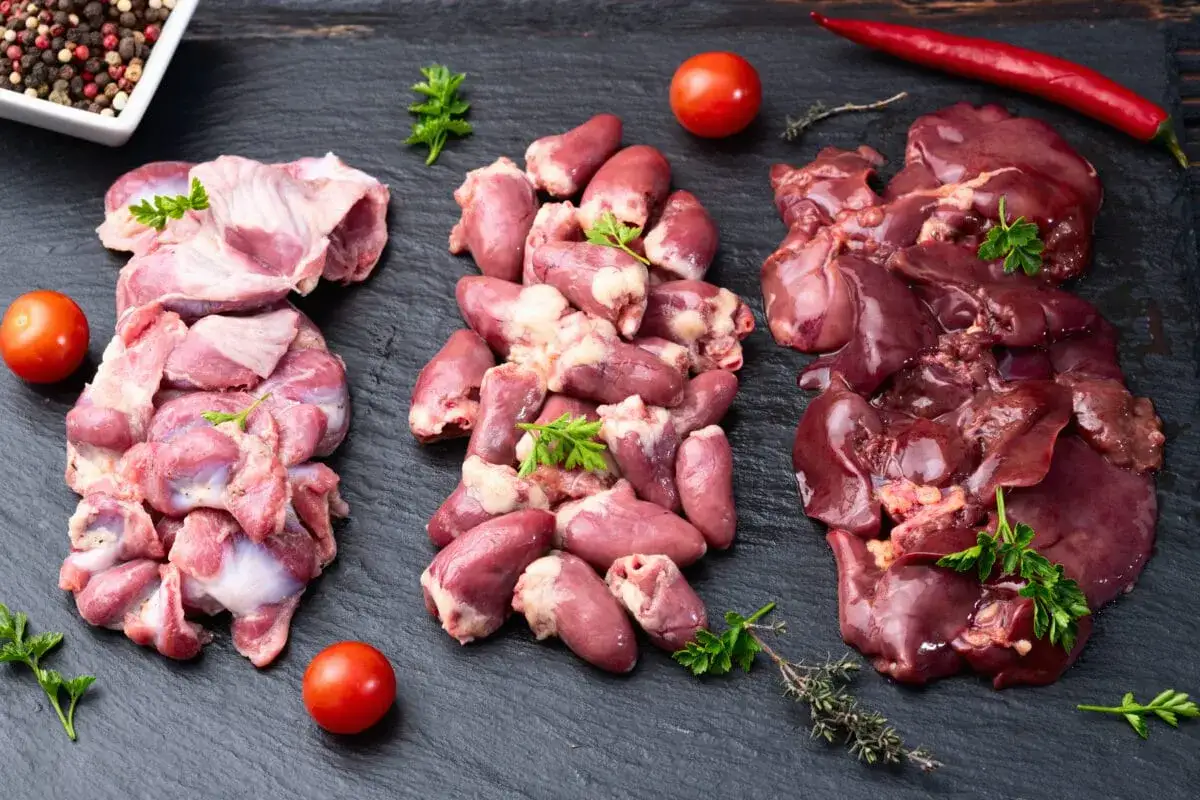 Przepisy na tanie cięcia mięsa: serca, żołądki i wątróbka drobiowa. Jak ugotować obiad z podrobów jak z restauracji.