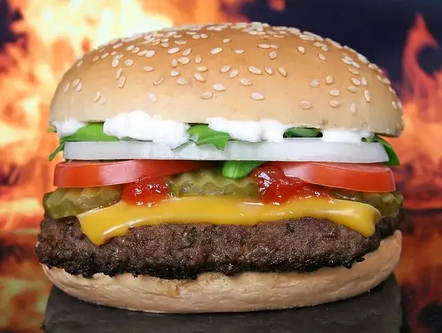 Zdjęcie Ile kalorii ma burger z wołowiny? Zaskakujące wartości kaloryczne!