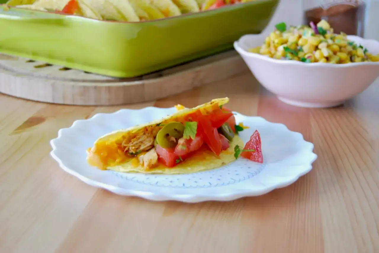 Domowa przyprawa taco, lepsza niż gotowa z torebki, idealnie podkreśla smak taco z kurczakiem, pomidorami i jalapeno.