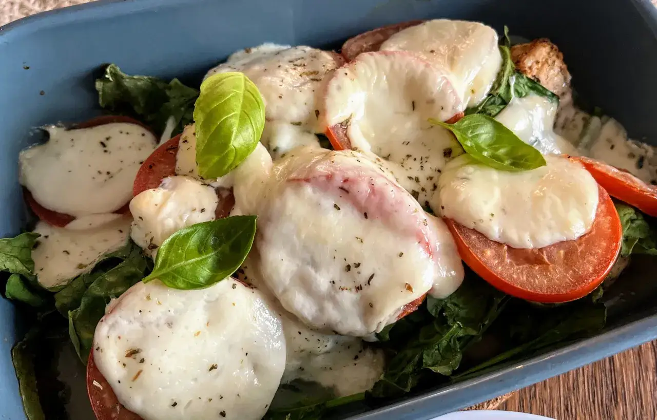 Kurczak caprese z mozzarellą i pomidorami – ekspresowe danie z jednej patelni. Pyszne i szybkie!