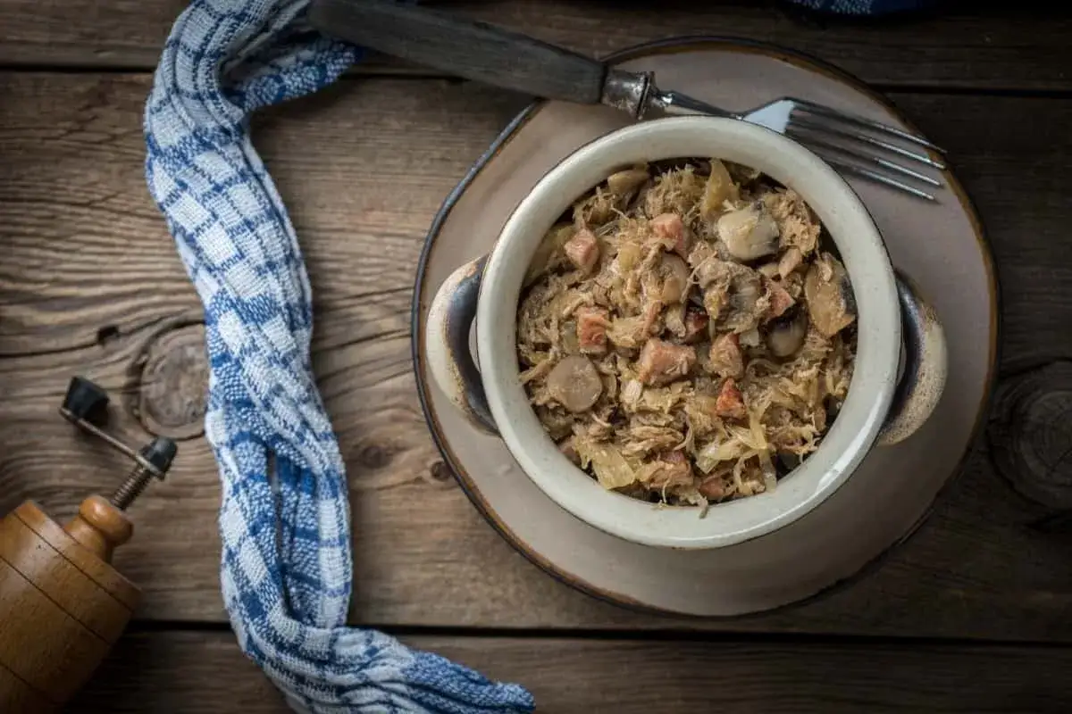 Bigos z grzybami i mięsem. Przyprawy do bigosu krok po kroku w jakiej kolejności dodawać je do kapusty, by uzyskać głęboki smak.