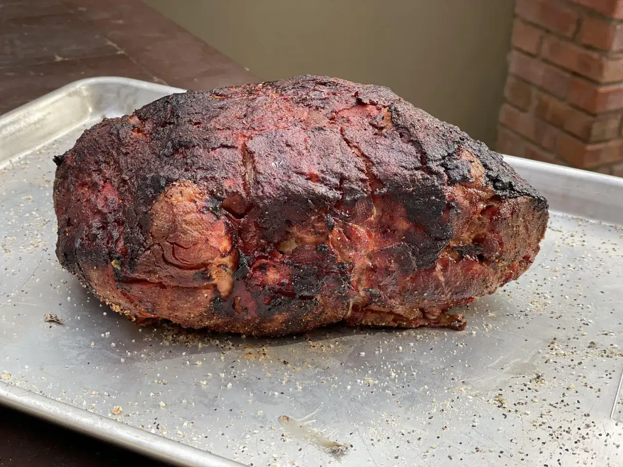 Karkówka po metodzie sous vide, idealna temperatura dla wieprzowiny. Soczyste mięso z chrupiącą skórką na tacy.