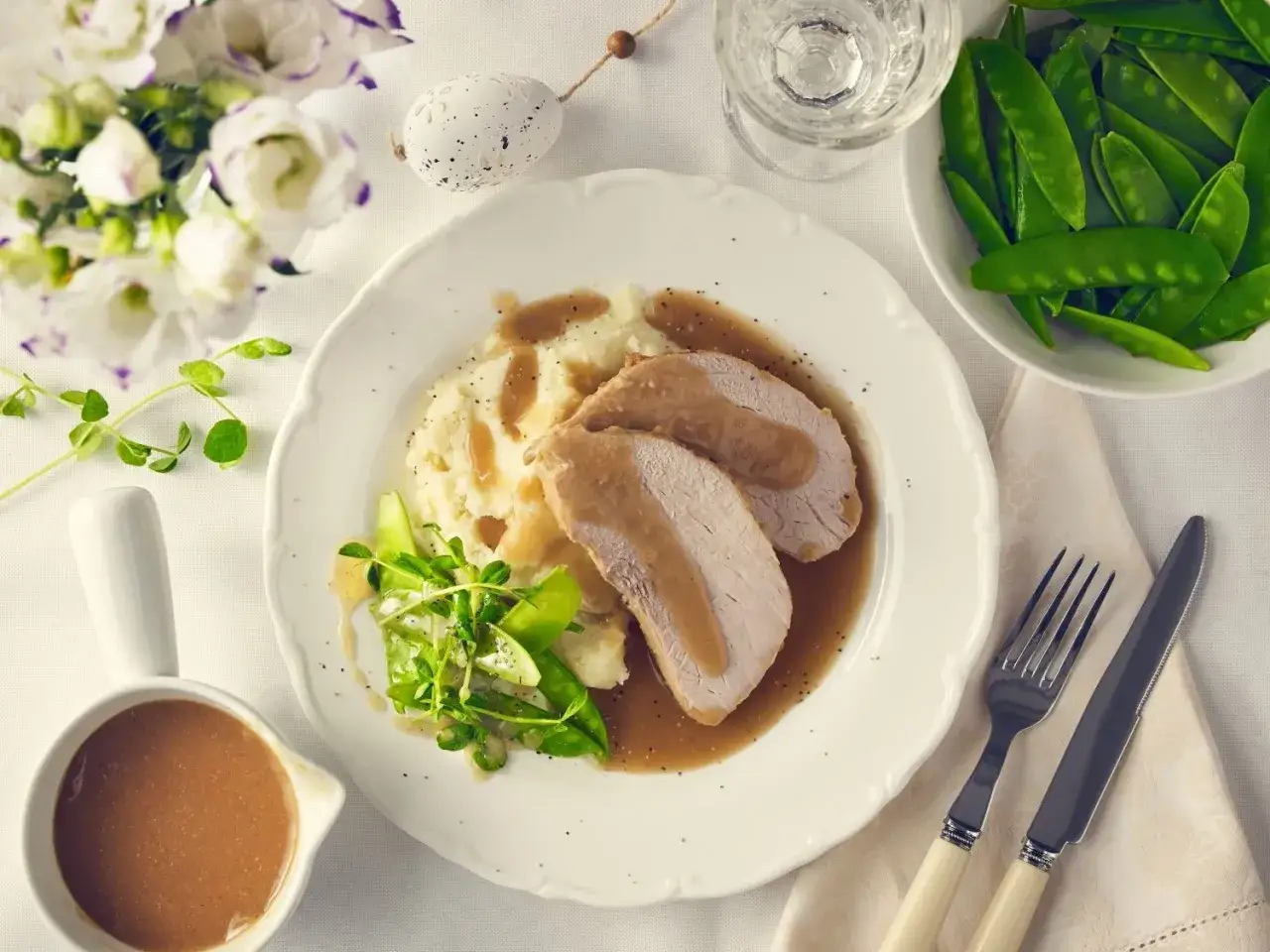Pieczona szynka wieprzowa z puree ziemniaczanym i groszkiem cukrowym. Musztarda i miód najlepsza glazura do pieczonej szynki wieprzowej.