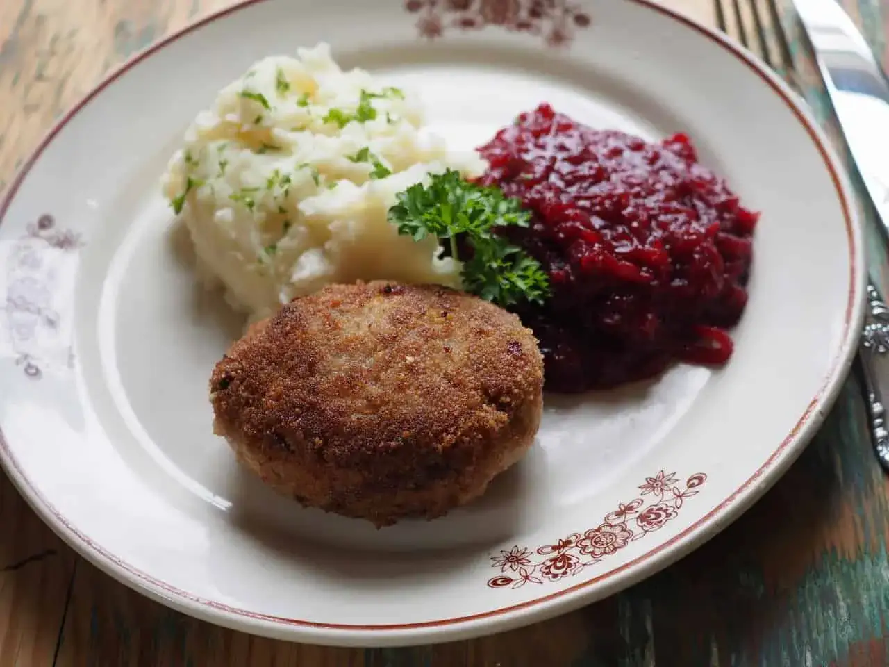 Kotlet mielony, puree ziemniaczane i żurawina. Dowiedz się, dlaczego kotlety mielone rozpadają się na patelni i jak poprawić ich konsystencję.