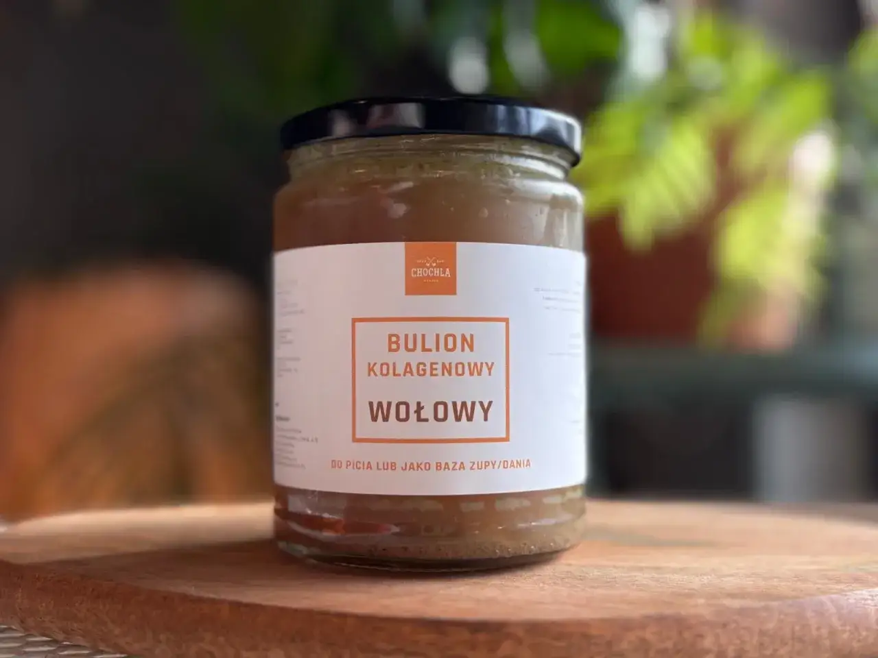 Słoik z bulionem wołowym kolagenowym. Idealny do picia lub jako baza zupy/dania. Pyszny sposób, jak zrobić domowy bulion wołowy bogaty w naturalny kolagen.