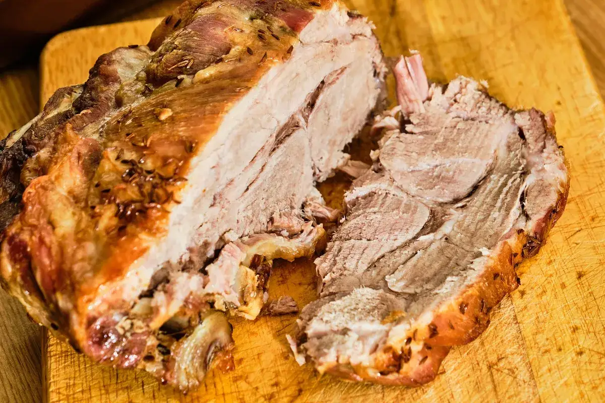 Soczysta pieczeń z mięsa na desce. Aby soki nie wypłynęły przy krojeniu, studź ją do ok. 60°C.