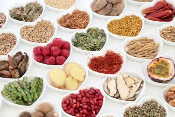 Naturalne afrodyzjaki w przyprawach: maliny, imbir, nasiona dyni, szafran, żeń-szeń, owoce morza, granat, orzechy, pasiflora, chili, zioła.