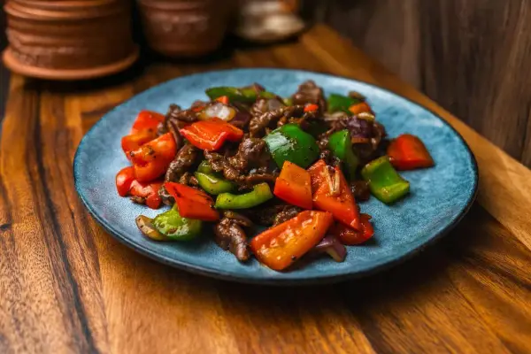Wołowina stir fry z papryką. Sekret kruchości mięsa w tym daniu? Smażenie w wysokiej temperaturze!